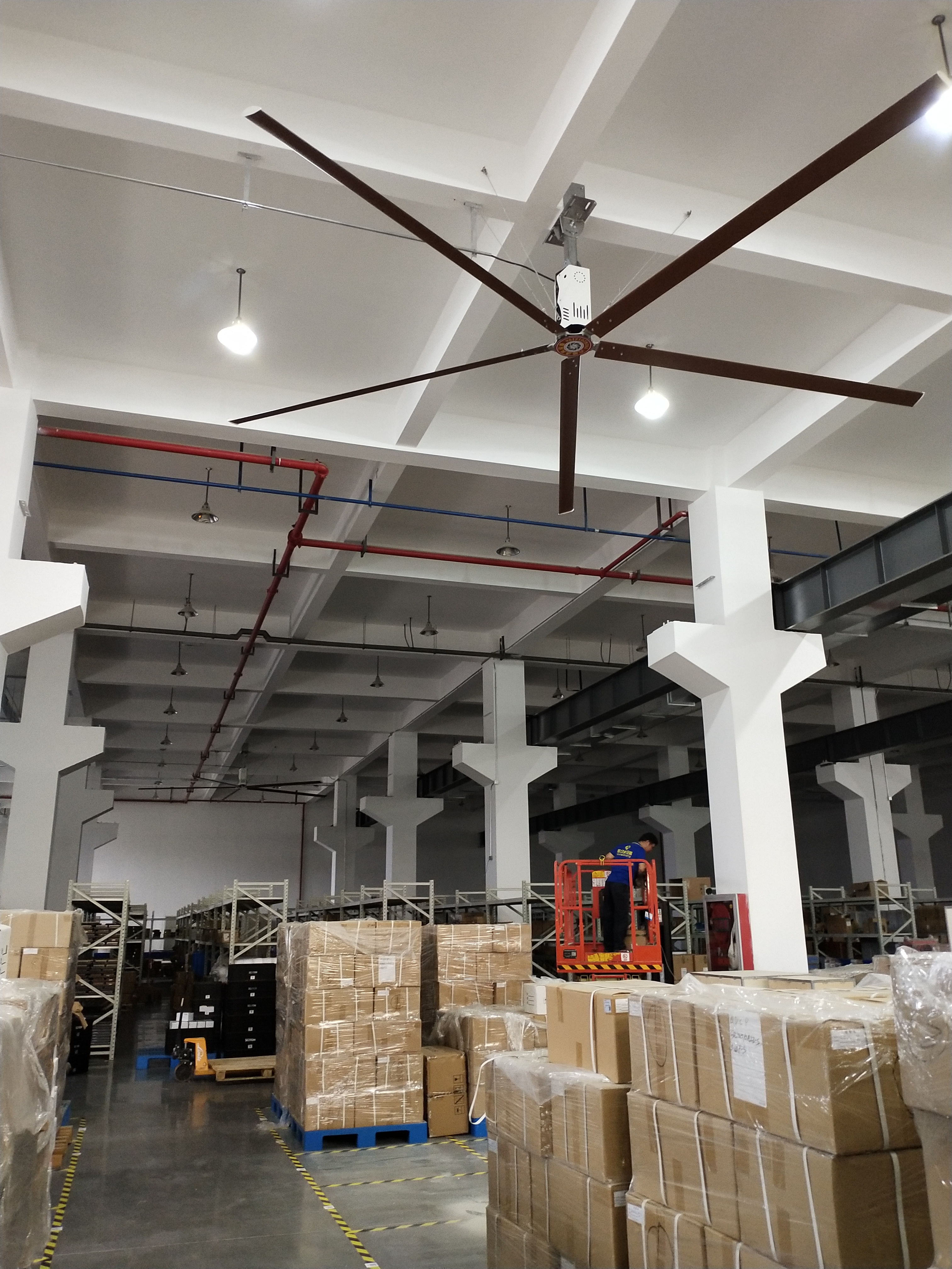 大型工業(yè)風(fēng)扇被應(yīng)用于大型物流倉(cāng)庫及配送中心